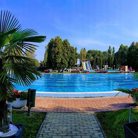 Hotel Forras Комаром Экстерьер фото