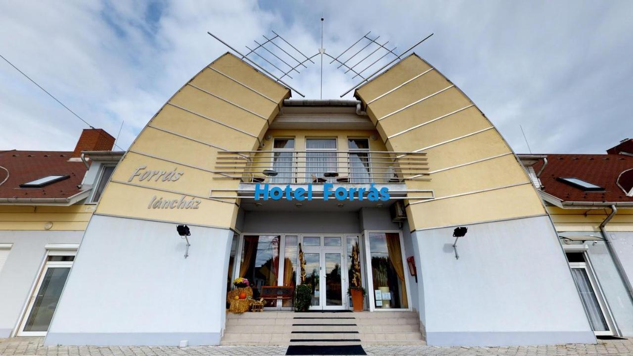 Hotel Forras Комаром Экстерьер фото