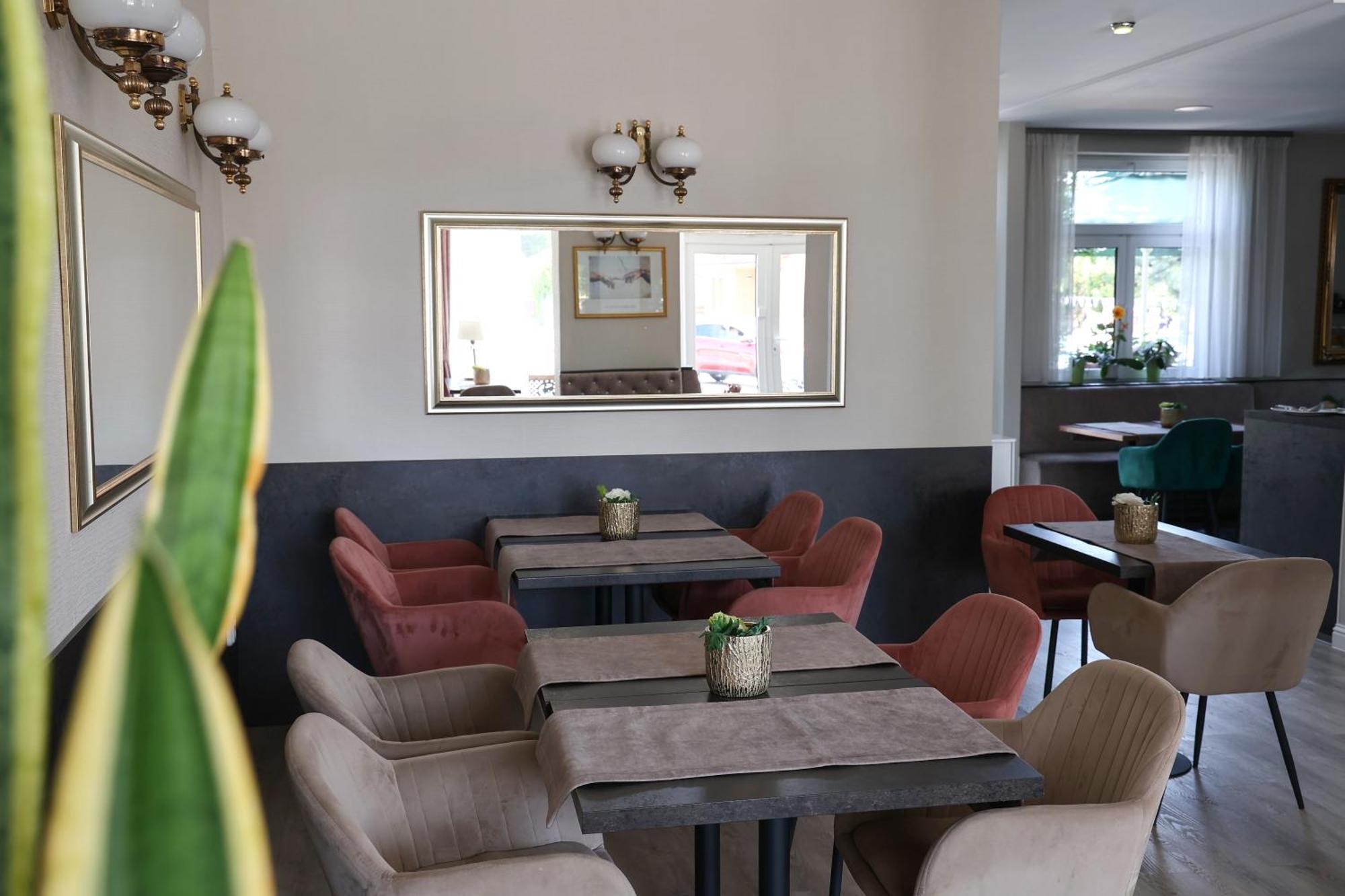 Hotel Forras Комаром Экстерьер фото