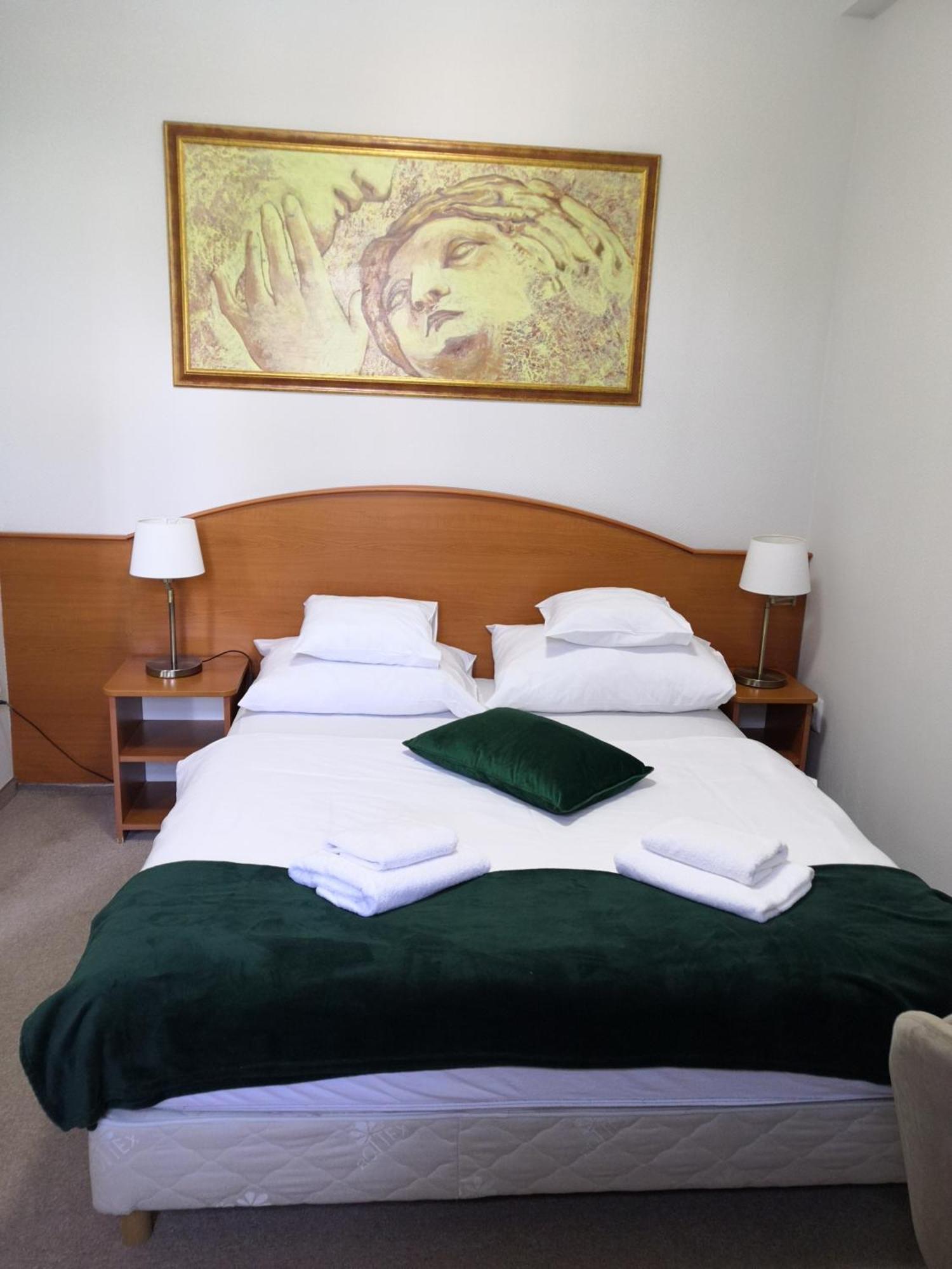 Hotel Forras Комаром Экстерьер фото