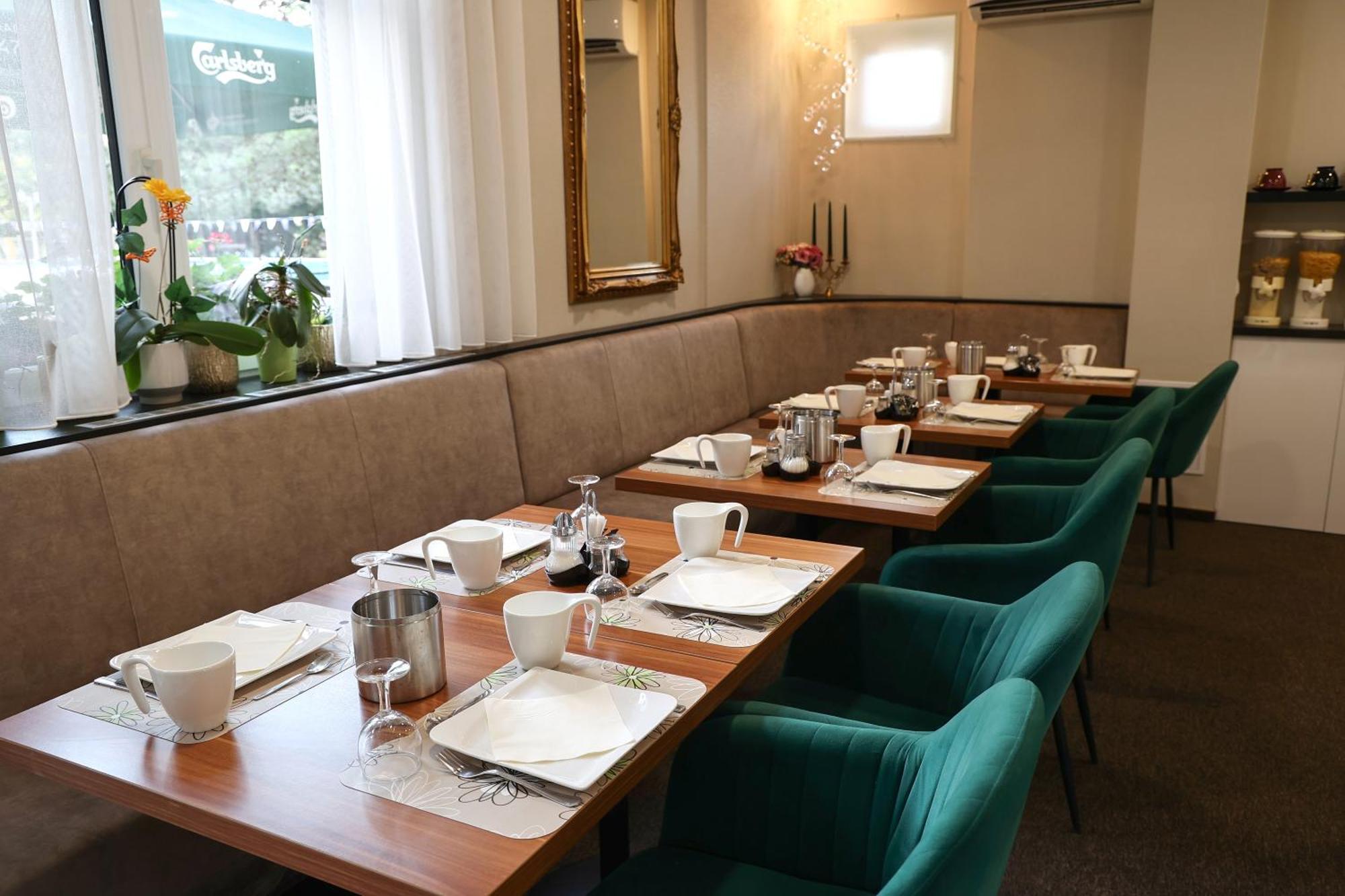 Hotel Forras Комаром Экстерьер фото
