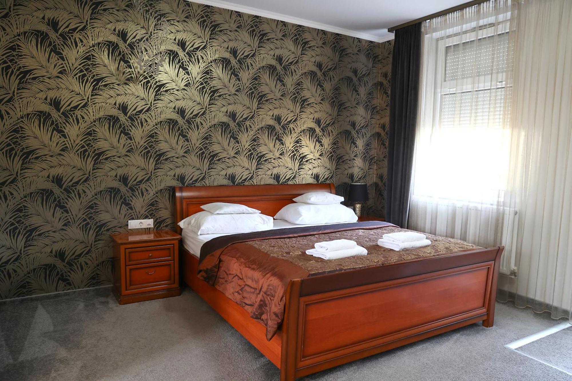 Hotel Forras Комаром Экстерьер фото