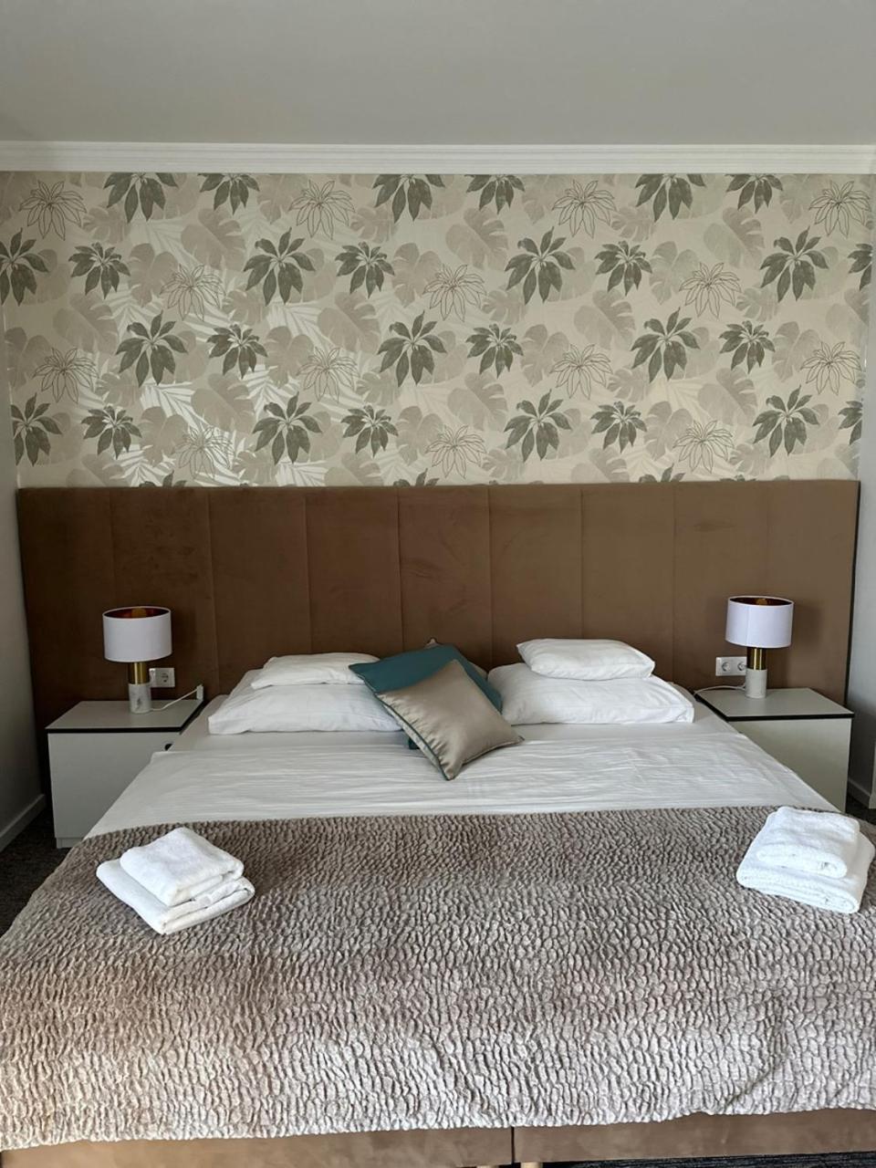 Hotel Forras Комаром Экстерьер фото