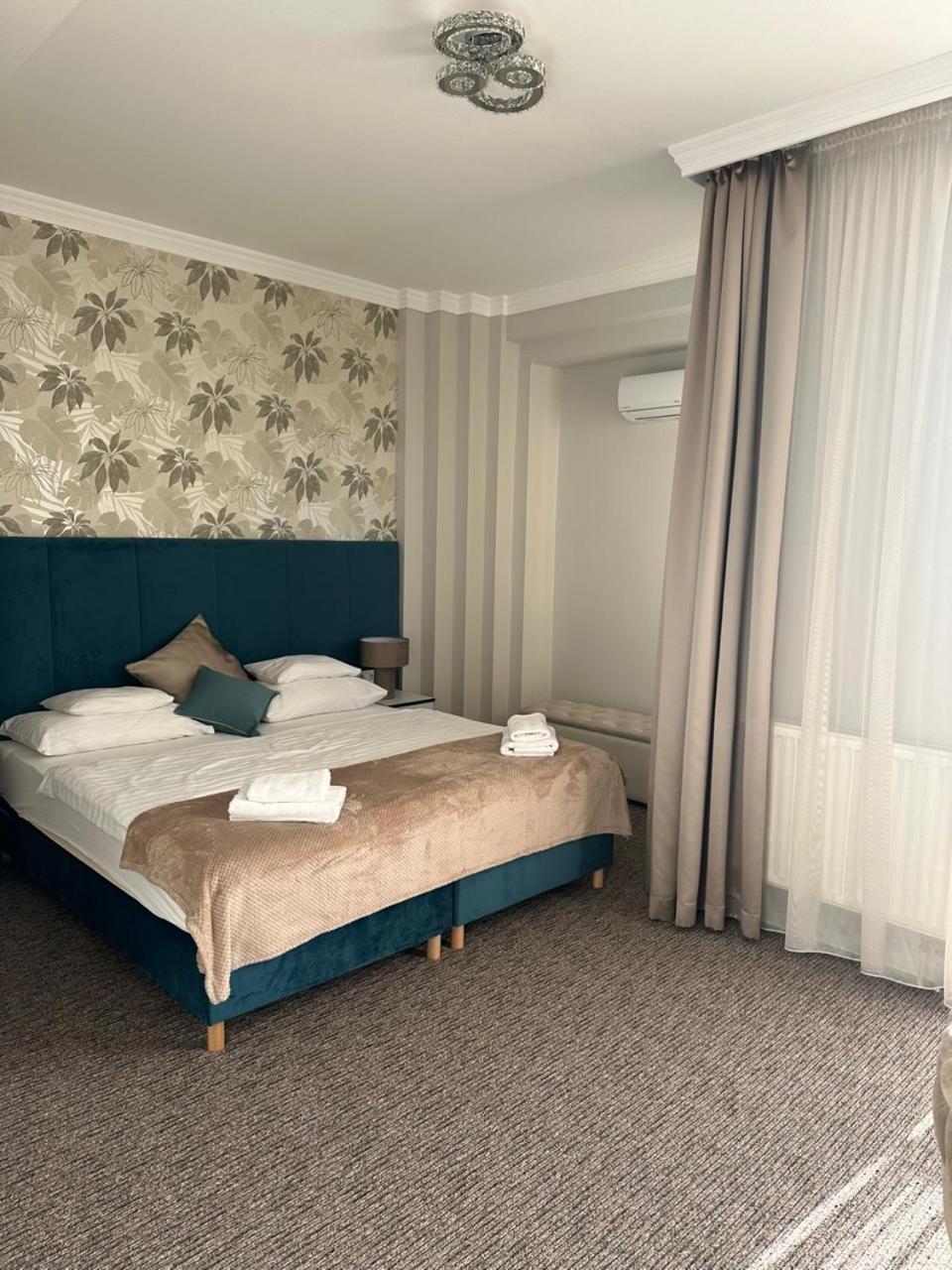 Hotel Forras Комаром Экстерьер фото