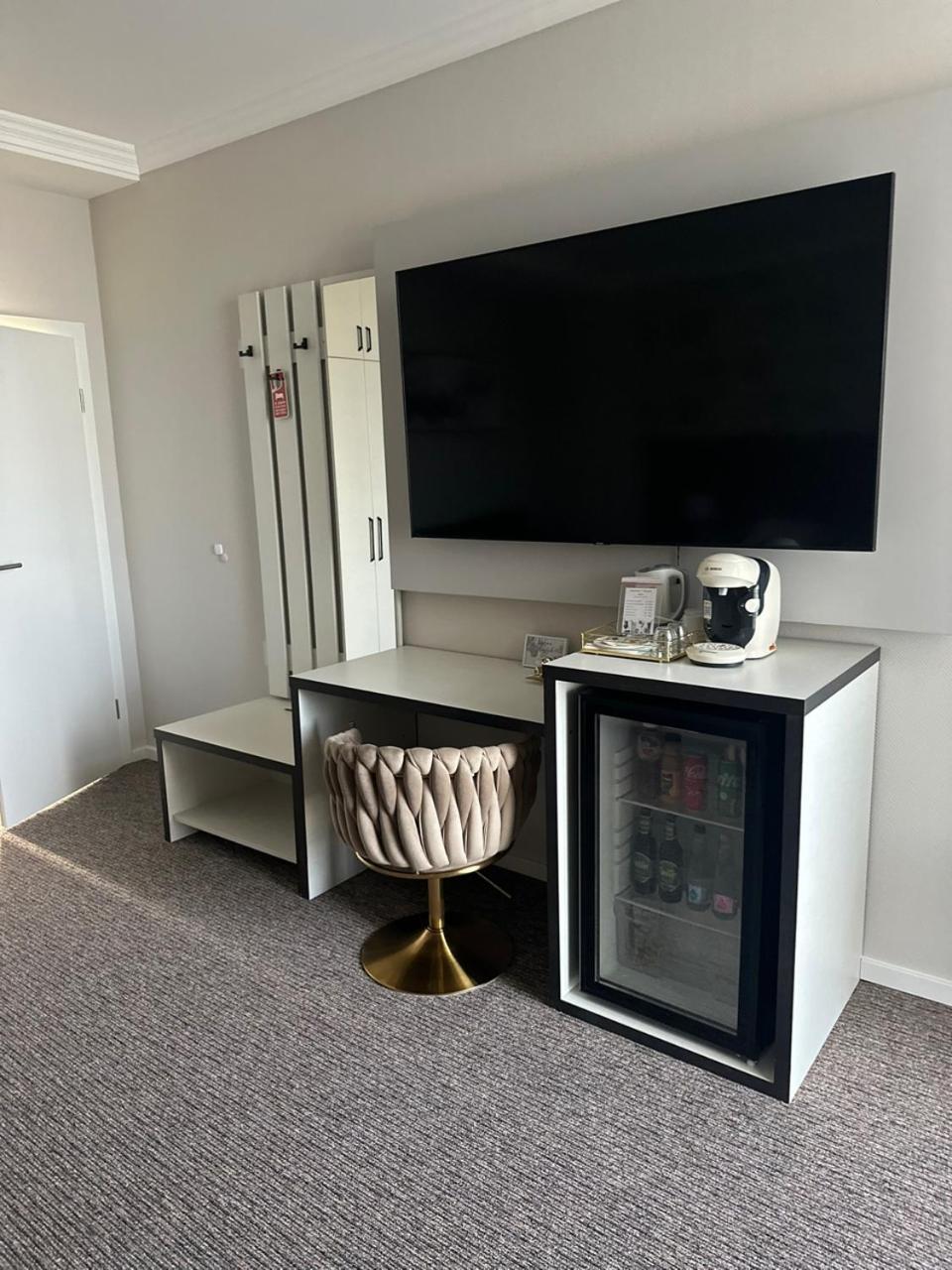 Hotel Forras Комаром Экстерьер фото