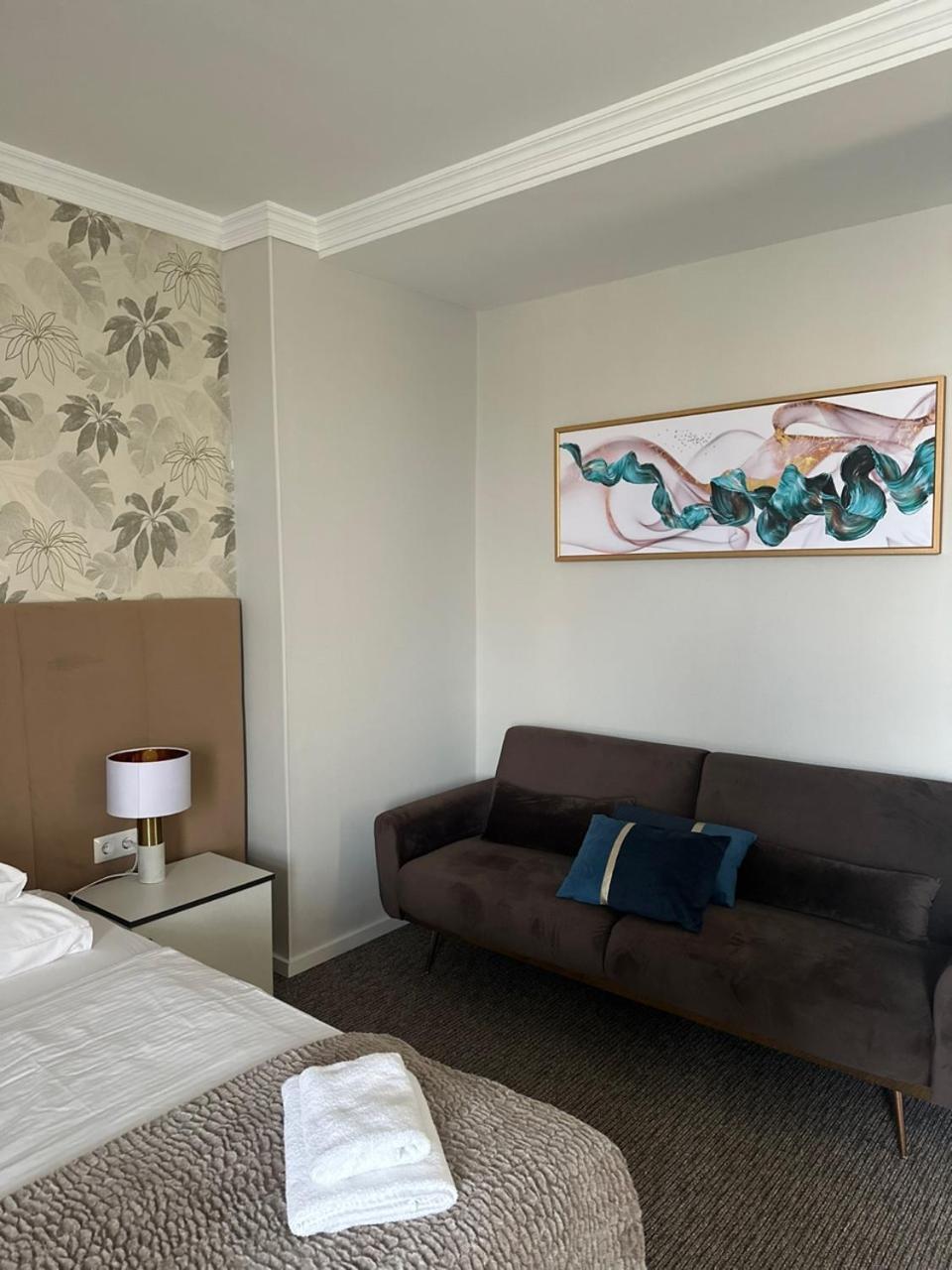 Hotel Forras Комаром Экстерьер фото