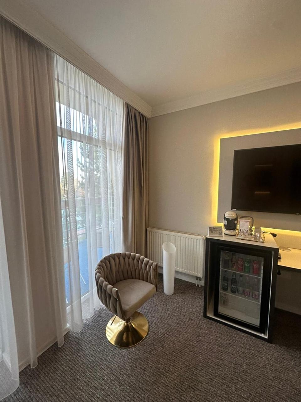 Hotel Forras Комаром Экстерьер фото