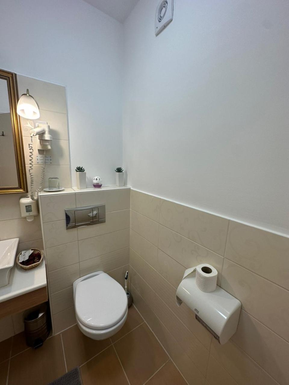 Hotel Forras Комаром Экстерьер фото