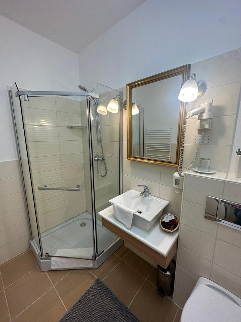 Hotel Forras Комаром Экстерьер фото