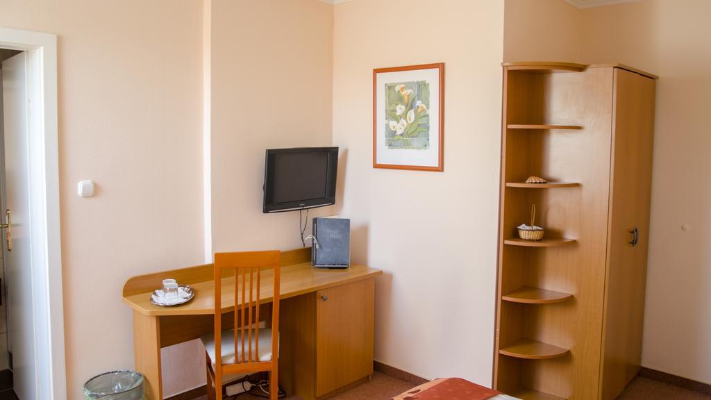 Hotel Forras Комаром Экстерьер фото