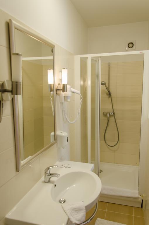 Hotel Forras Комаром Экстерьер фото