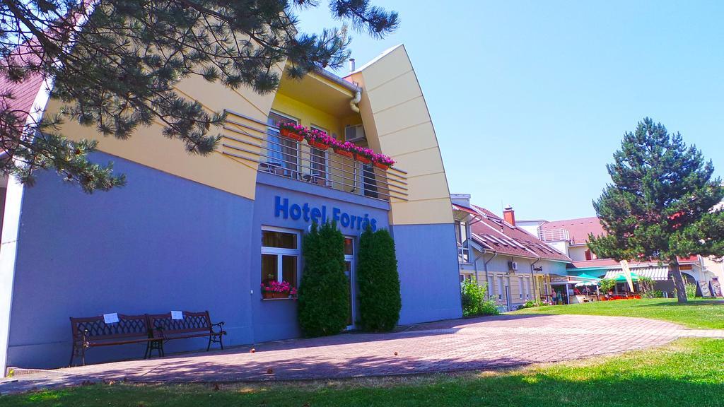 Hotel Forras Комаром Экстерьер фото