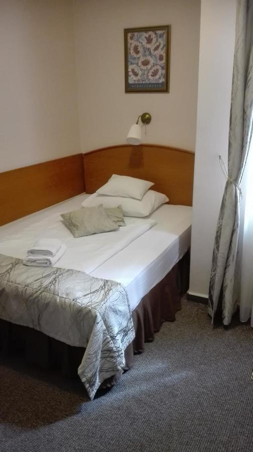 Hotel Forras Комаром Экстерьер фото